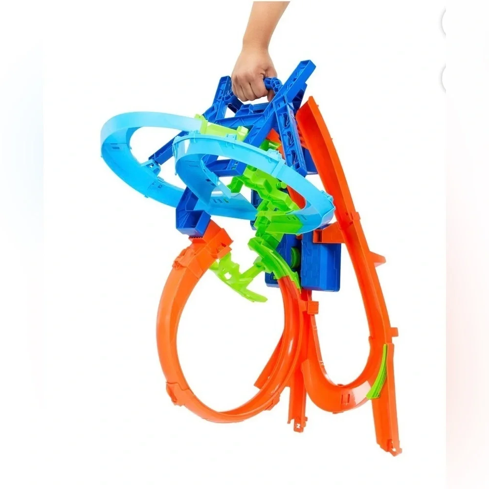Hot Wheels Stunt Tracks Mid-Air Crash Playset with 1:64 Scale Die-Cast Toy